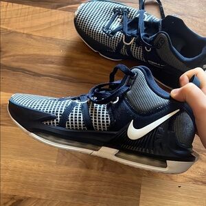 Nike basketball/volleyball shoes
Men’s 9.5 women’s 11
Barely worn